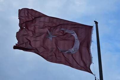 Bursa'da Yırtık Türk Bayrağı Tepki Çekti!