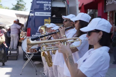Denizli’de pazar yerlerinde müzik ve ikram şöleni