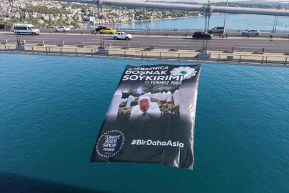 Srebrenitsa soykırımının 31. yıl dönümünde İstanbul Boğaz köprülerine pankartlar asıldı
