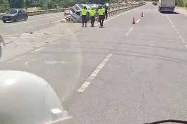 Orta refüje saplanan iki araç bariyerlerin arasında sıkıştı
