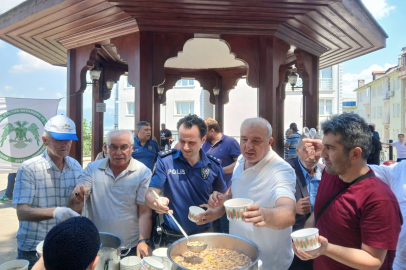Bursa Konyalılar Derneği'nden Emir Sultan Camii'nde Binlerce Vatandaşı Buluşturan Aşure İkramı