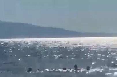 Denizde dubaların dışına çıkan baba ve iki kızı ölüm tehlikesi atlattı
