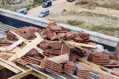 Kiremitlerin altında kalan 2 işçi yaralandı
