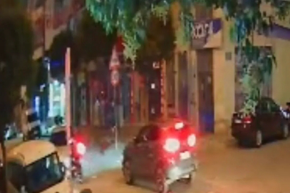 Park yerinden çıkan otomobile çarpan motosikletli yaralandı
