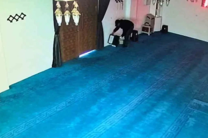 Camiye girdi, kaldırım taşıyla kırdığı yardım kutusundaki 100 bin lirayı çaldı
