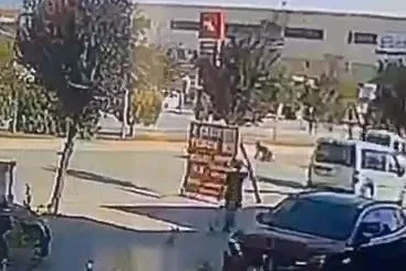 İnegöl’de motosiklet hafif ticari araca arkadan çarptı: O anlar kamerada
