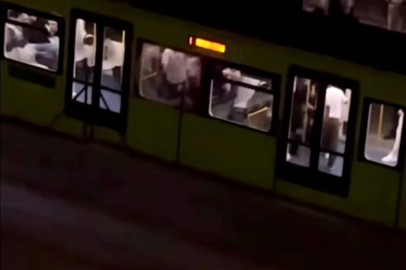 Metro istasyonunda tekmeli yumruklu kavga
