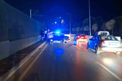 Bursa’da otomobil baz istasyonu ve metro bariyerlerine çarpıp durdu
