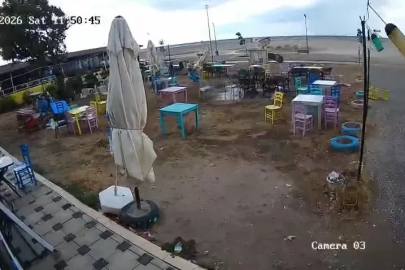 Fırtına sahili süpürdü, kafenin masaları yer değiştirdi

