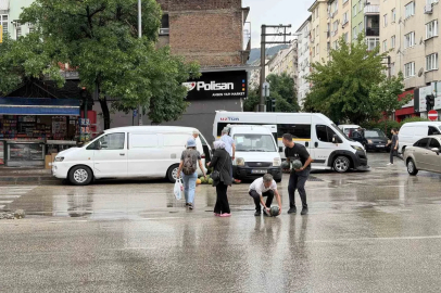 Kamyonetin arka kapağı açılınca karpuzlar yola saçıldı

