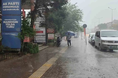 Bursa’da yollar göle döndü, vatandaşlar zor anlar yaşadı
