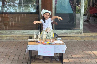 Japonya’ya gitmek için oyuncak ve takılarını satışa çıkardı
