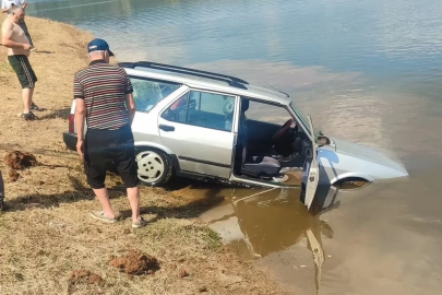 Baraja uçan otomobili 5 metre derinliğe dalıp çıkardı
