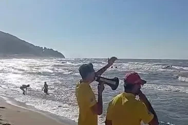 Dalgalara aldırış etmedi, cankurtaran ekiplerine zor anlar yaşattı
