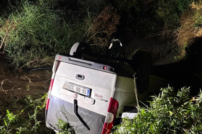 Dereye uçan araçta mahsur kalan sürücüyü, ekipler kurtardı
