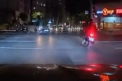 Kırmızı ışıkta geçen otomobil motosiklete çarptı
