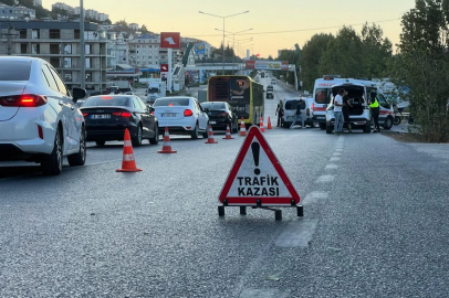 Otomobile çarpan genç motosiklet sürücüsü yola savruldu

