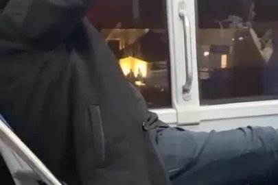 Otobüste ayakkabılarını çıkarıp seyahat etti, rahatlığı pes dedirtti
