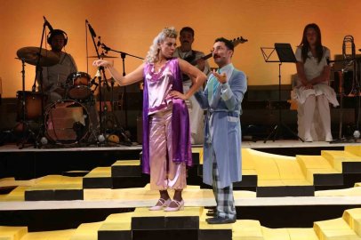 Nilüfer Kent Tiyatrosu yeni sezonu "Lüküs Hayat" ile açtı
