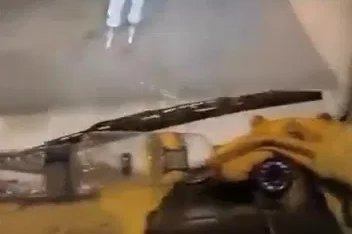 Otobüsün arkasına tutunarak patenle yolculuk etti
