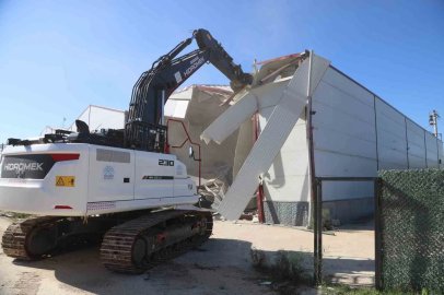 Nilüfer’de kaçak fabrika yıkıldı

