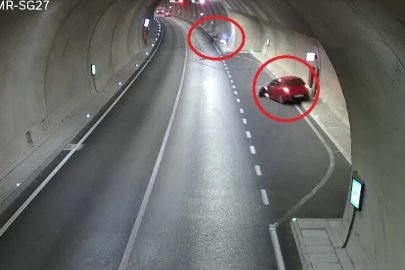 Cinayet gibi kaza kamerada...Karşı şeride geçen otomobil motosiklete böyle çarptı:  1 ölü, 1 ağır yaralı
