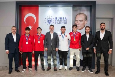 Başkan Vekili Biba, Bursa’nın gururu güreşçileri ağırladı
