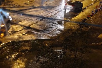 Bursa’da kaza sonrası yola saçılan meyveleri vatandaşlar topladı
