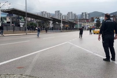 Çocuğunu göremeyen kadın boynuna bıçak dayadı, ekipler ikna etti
