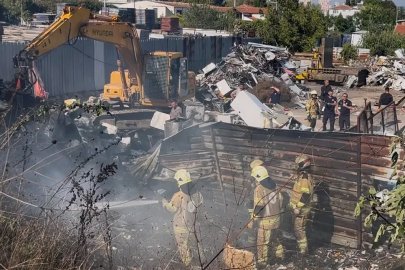 Bursa’da geri dönüşüm deposunda yangın: Dumanlar kent merkezinden görüldü
